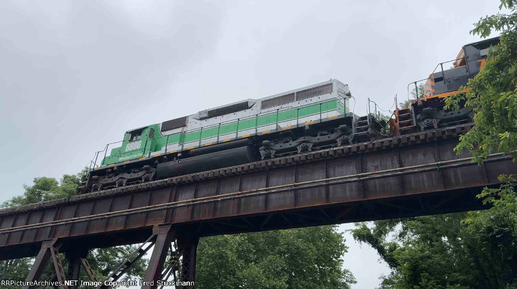 WE 6986 crosses Cascade Locks.